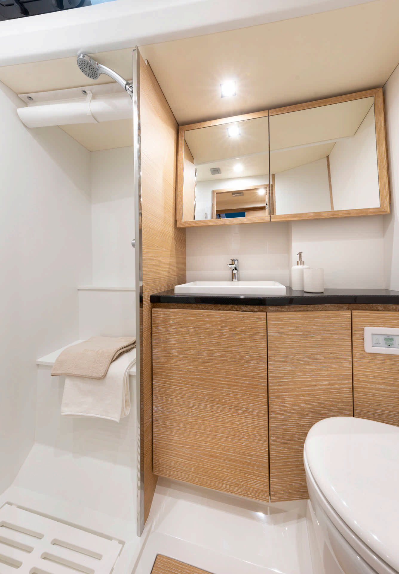 Solaris 50 Cabin